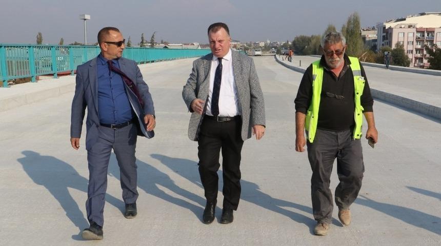 Salihli&rsquo;nin k&ouml;pr&uuml;l&uuml; kavşağında birinci kısım bitme noktasında