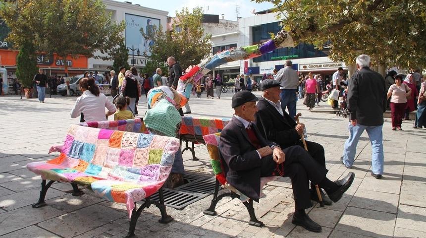 Kanser farkındalığı i&ccedil;in ağa&ccedil;ları, bankları ve arabaları &ouml;rg&uuml; ile kapladılar