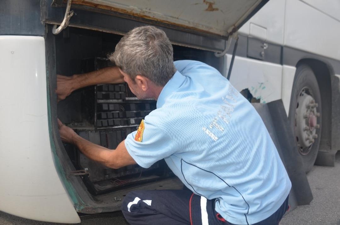 Otob&uuml;s şasesine sıkışan yavru kedi itfaiye ekiplerince kurtarıldı