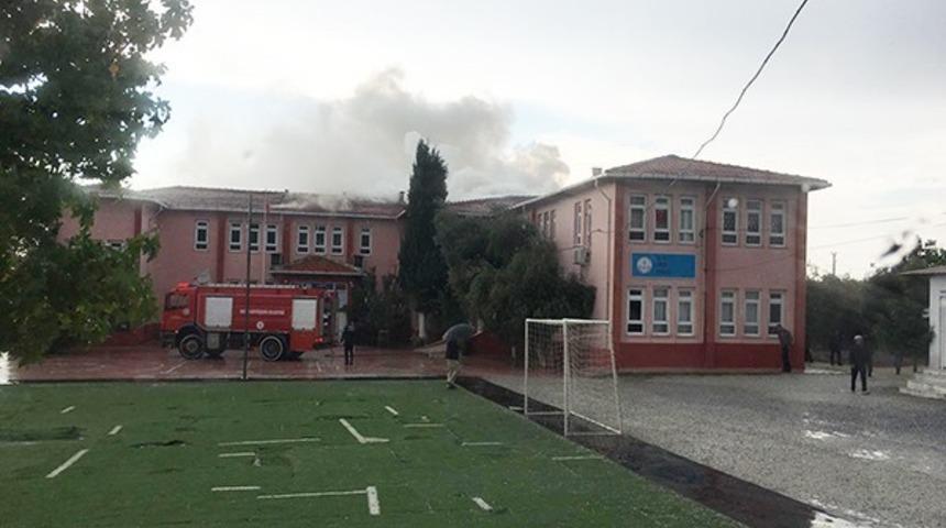 Okula yıldırım d&uuml;şt&uuml;