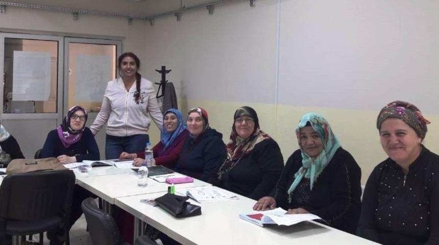 İzmitli kadınlar okuma yazma öğreniyor