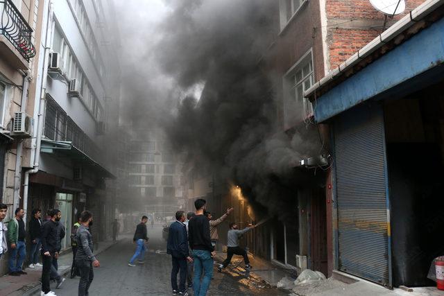 Beyoğlu'nda, depoda çıkan yangına bahçe hortumuyla müdahale ettiler