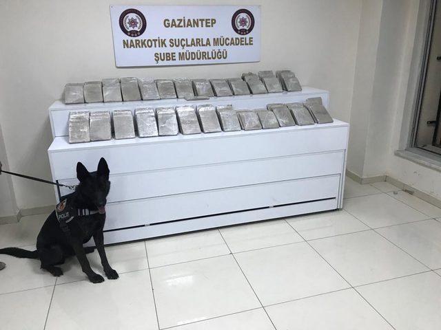 Gaziantep te durdurulan TIR da 67 kilo  eroin  ele ge&ccedil;irildi 1