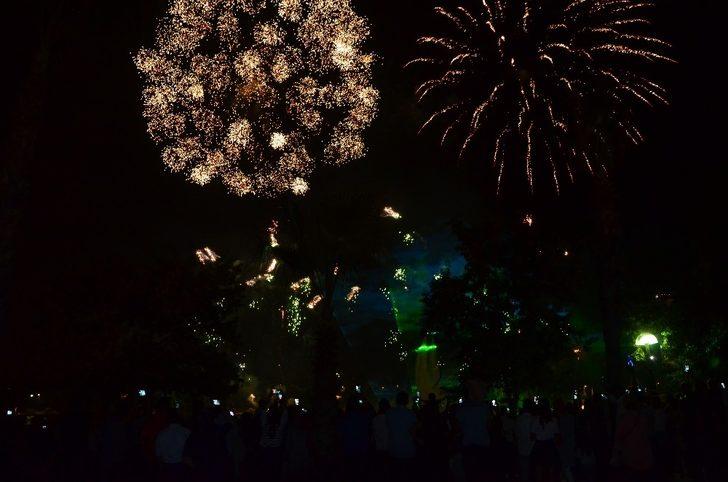 Adanalılar Lezzet Festivali’nde ışık ve havai fişek gösterisiyle coştu G3