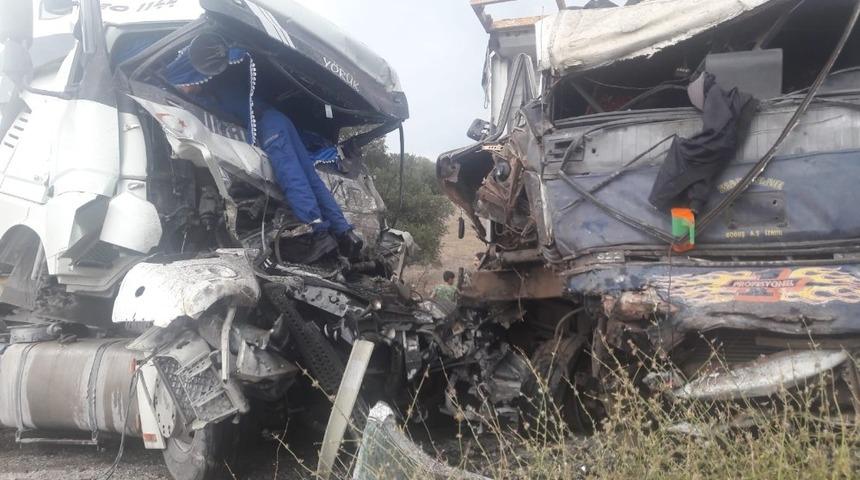 Aydın&rsquo;da iki tır kafa kafaya &ccedil;arpıştı