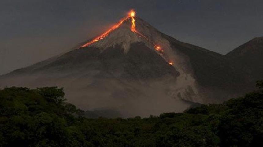 Korkulan oldu! Fuego Yanardağı yeniden faaliyete geçti!