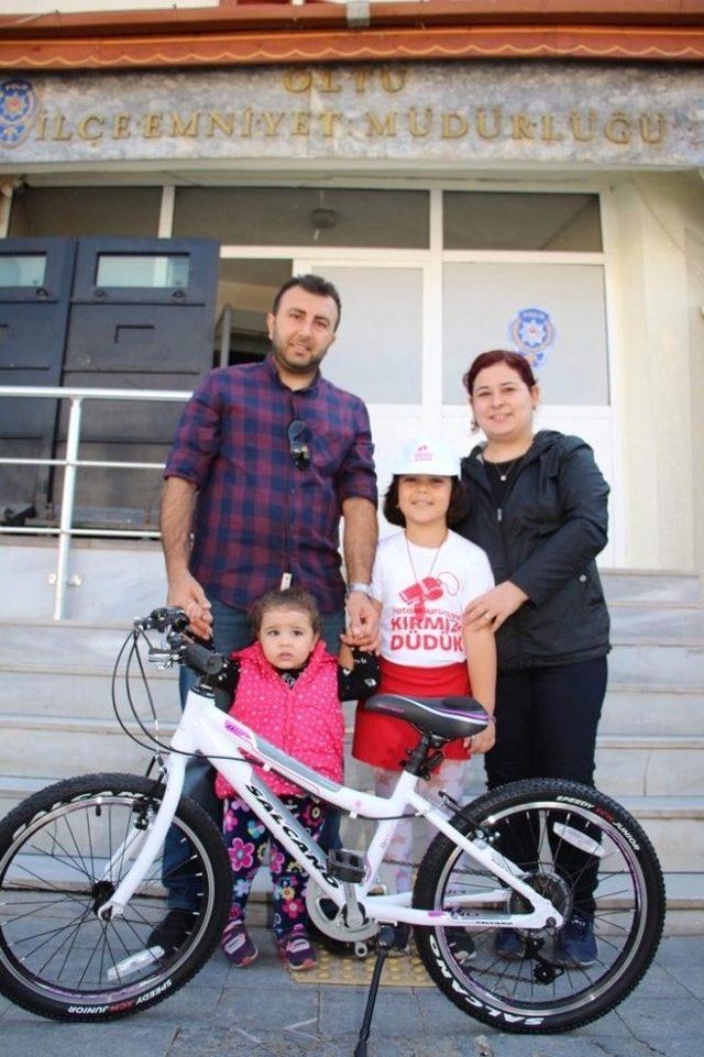“Kırmızı Düdük” kampanyasına katıldı, bisikletini aldı