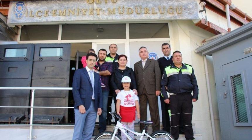 &ldquo;Kırmızı D&uuml;d&uuml;k&rdquo; kampanyasına katıldı, bisikletini aldı