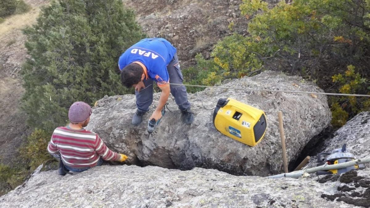 Kayanın arasına sıkışan yavru ke&ccedil;i 2 saatlik operasyonla kurtarıldı