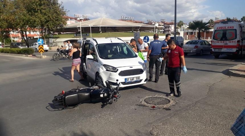 Ticari ara&ccedil;, motosiklete &ccedil;arptı: 1 Yaralı