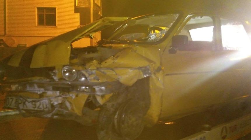 Otomobil kaldırımdaki duvara &ccedil;arptı: 2 yaralı