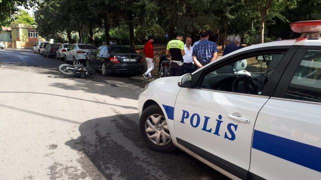 Motosiklet park halindeki otomobile çarptı: 1 yaralı