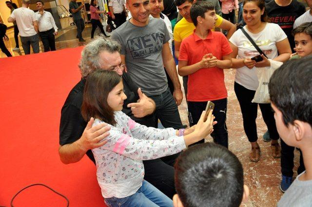 Ünlü oyuncu Müfit Can Saçıntı Diyarbakırlılarla buluştu