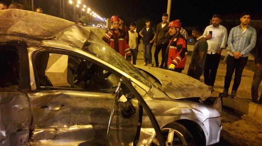 Saman y&uuml;kl&uuml; tır otomobili bi&ccedil;ti: 2 yaralı