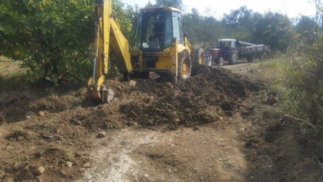 Zeytinlik ve tarla yolları Burhaniye Belediyesi ile güzelleşiyor