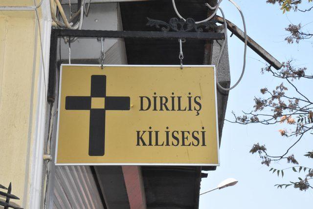 Diriliş Kilisesi ndeki ayinde Brunson i&ccedil;in dua 4