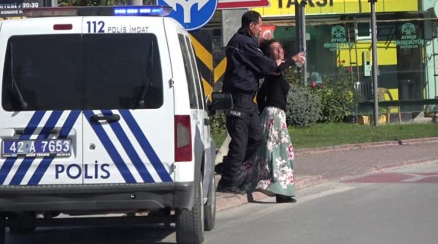 İ&ccedil;ki şişesiyle caddeye indi, polislere sevgilisini arattı 