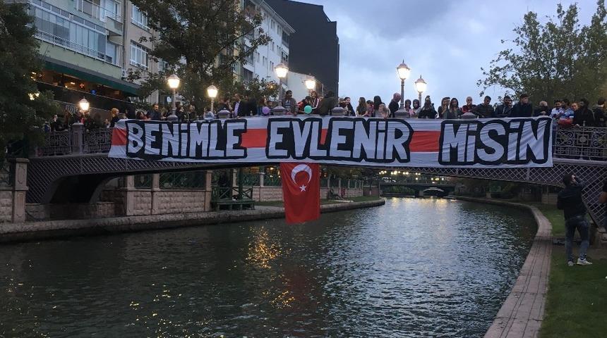 Kız arkadaşa doğum g&uuml;n&uuml;nde s&uuml;rpriz evlilik teklifi