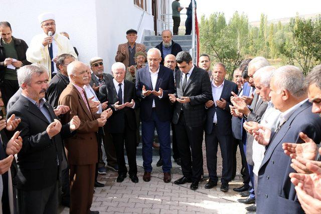 Depremde zarar gören cami yeniden yapıldı