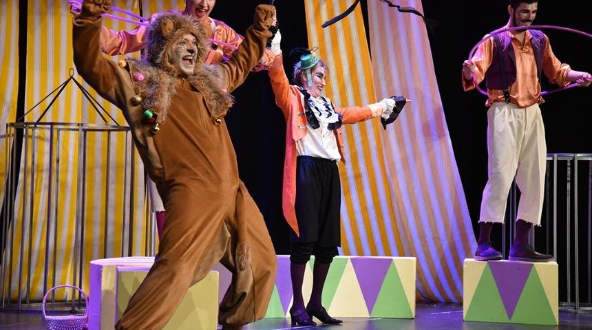 &Ccedil;ocuklar &rsquo;Şarlo sirkte&rsquo; oyunu ile eğlendi