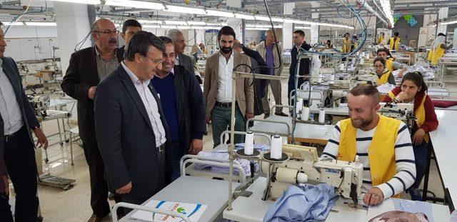 Başkan Türkmenoğlu ‘Dostluk Grubu Tekstil Fabrikasını’ gezdi