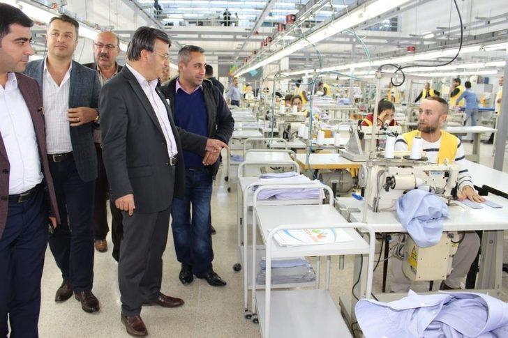 Başkan Türkmenoğlu ‘Dostluk Grubu Tekstil Fabrikasını’ gezdi