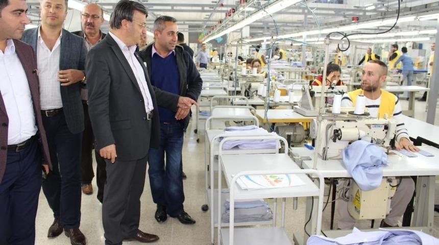 Başkan T&uuml;rkmenoğlu &lsquo;Dostluk Grubu Tekstil Fabrikasını&rsquo; gezdi
