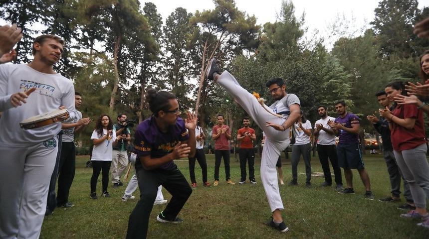 Bucalılar Capoeria savunma sanatı &ouml;ğreniyor