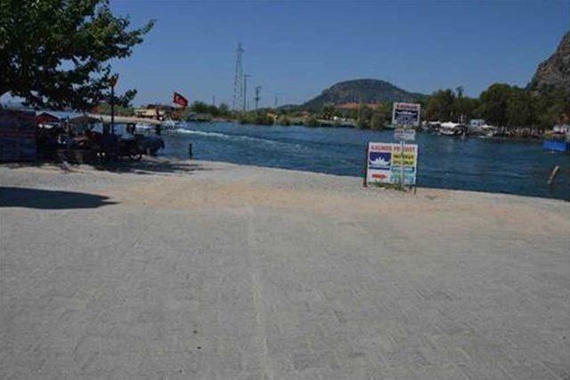 Dalyan’da otomobil kanala devrildi: 2 ölü