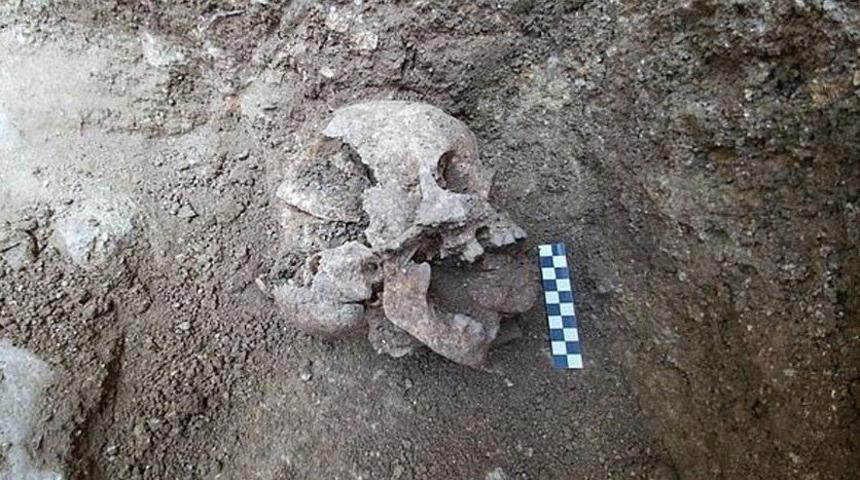 İtalya'da arkeologlardan korkunç keşif: Vampir çocuk iddiası!