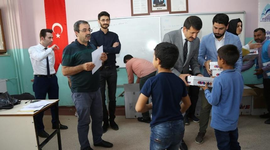 Eyy&uuml;biye&rsquo;de &ouml;ğrencilere ayakkabı dağıtıldı