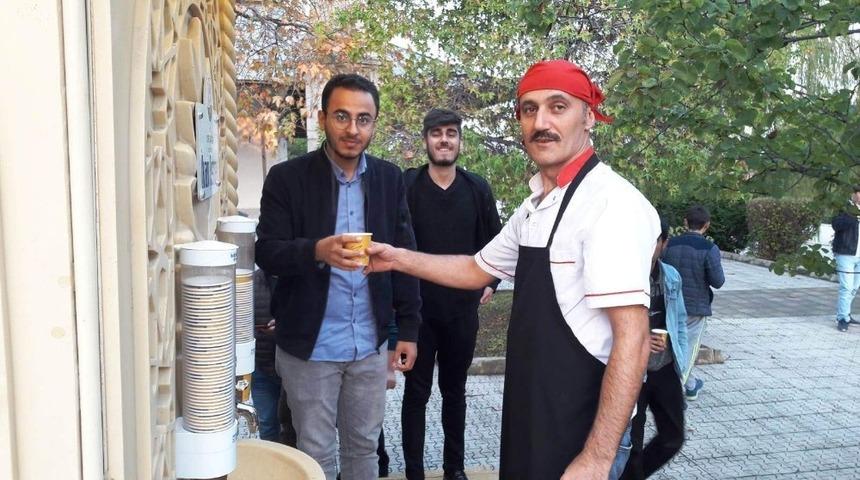 &Ccedil;orba &ccedil;eşmesinden  &ouml;ğrencilere &ccedil;orba ikramı