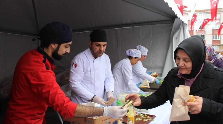 Bayrampaşa&rsquo;da 10 bin kişiye hamsi dağıtıldı