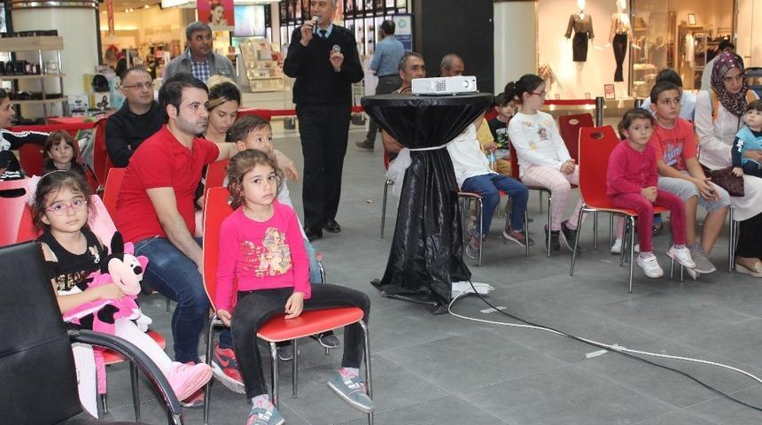 Çocuklar, hatalı sürücüleri kırmızı düdükle uyaracak