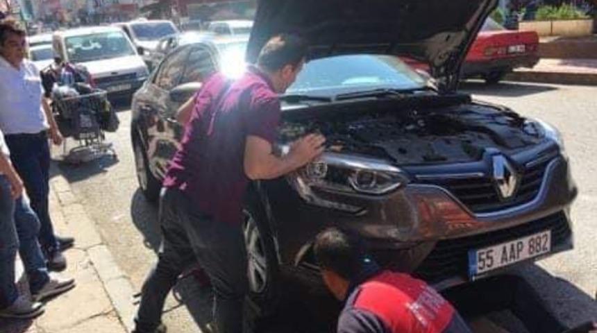 Araba kaputuna giren yavru kedi itfaiyecileri terletti