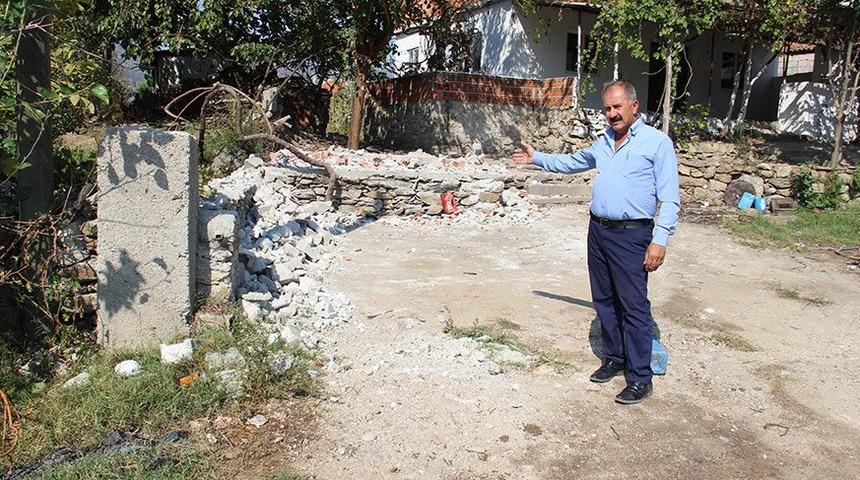 Tayini çıkan imam deliye döndü! Balyozla caminin lojmanını yıktı