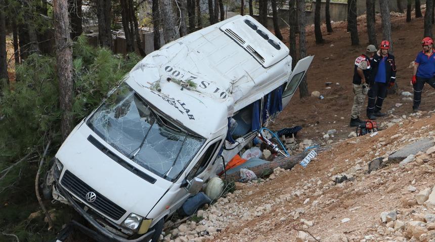 Servis minib&uuml;s&uuml; şarampole devrildi: &Ccedil;ok sayıda yaralı var!