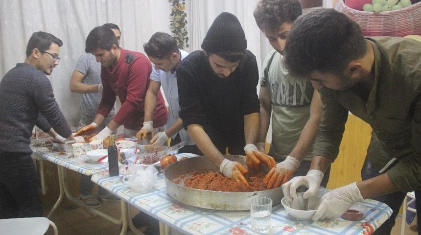 &rsquo;En g&uuml;zel ve en lezzetli &ccedil;iğ k&ouml;fte&rsquo;yi yapabilmek i&ccedil;in yarıştılar