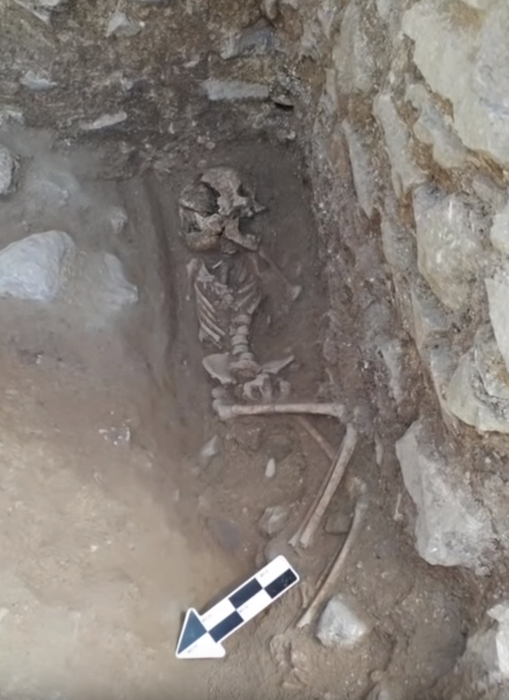 Ağzında taşla gömülmüş! İtalya'daki vampir çocuk mezarı tüyler ürpertti G3