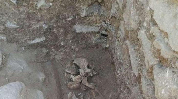 Ağzında taşla gömülmüş! İtalya'daki vampir çocuk mezarı tüyler ürpertti G2