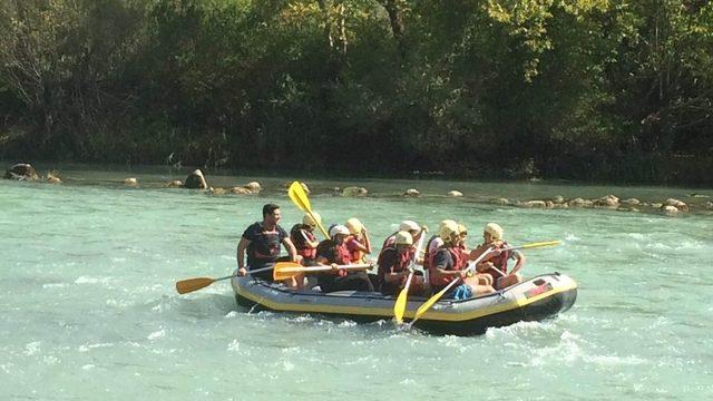 Antalya polisinden öğrencilere rafting
