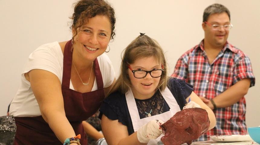 Tiyatro maskları down sendromlu gen&ccedil;lerin elinde renklendi