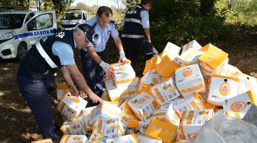 Kartepe&rsquo;de atıklarını &ccedil;evreye atan firmaya ceza kesildi