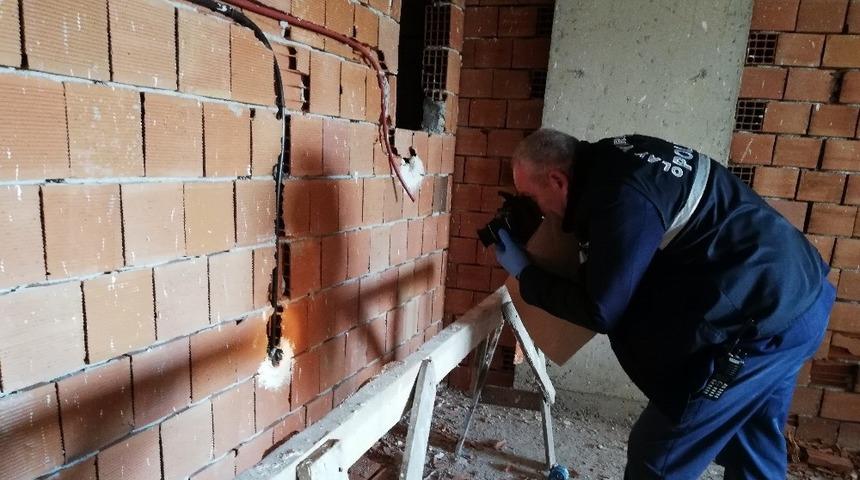 İnşaat halindeki binanın elektrik kabloları &ccedil;alındı