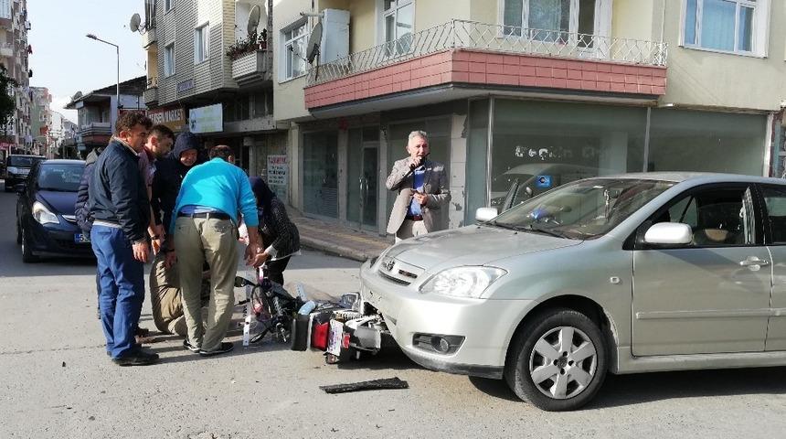 Otomobil ile elektrikli bisiklet &ccedil;arpıştı: 2 yaralı