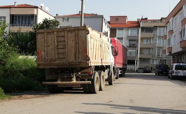 Park halindeki 3 hafriyat kamyonunun aküleri çalındı