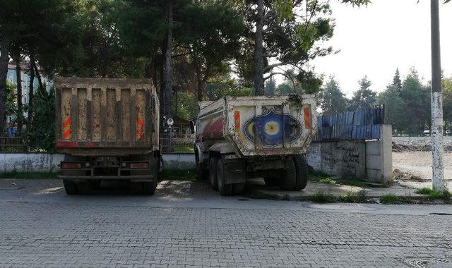 Park halindeki 3 hafriyat kamyonunun aküleri çalındı