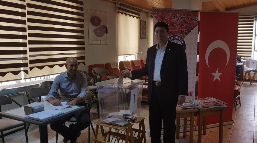 Edremit Eğitim-Bir-Sen&rsquo;de Muharrem Yenig&uuml;n g&uuml;ven tazeledi