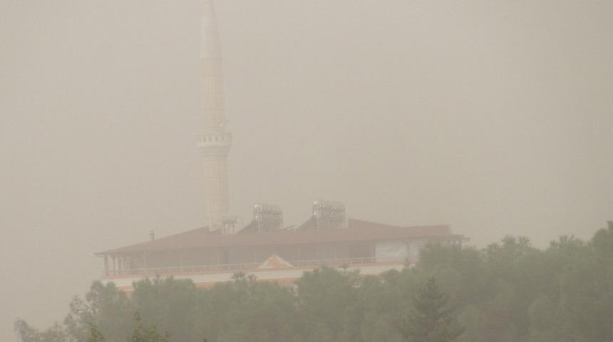 Araban&rsquo;da toz bulutu etkili oldu