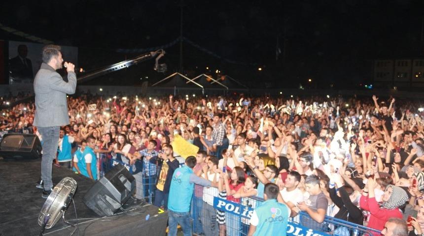 Yusuf G&uuml;ney konseri b&uuml;y&uuml;k ilgi g&ouml;rd&uuml;